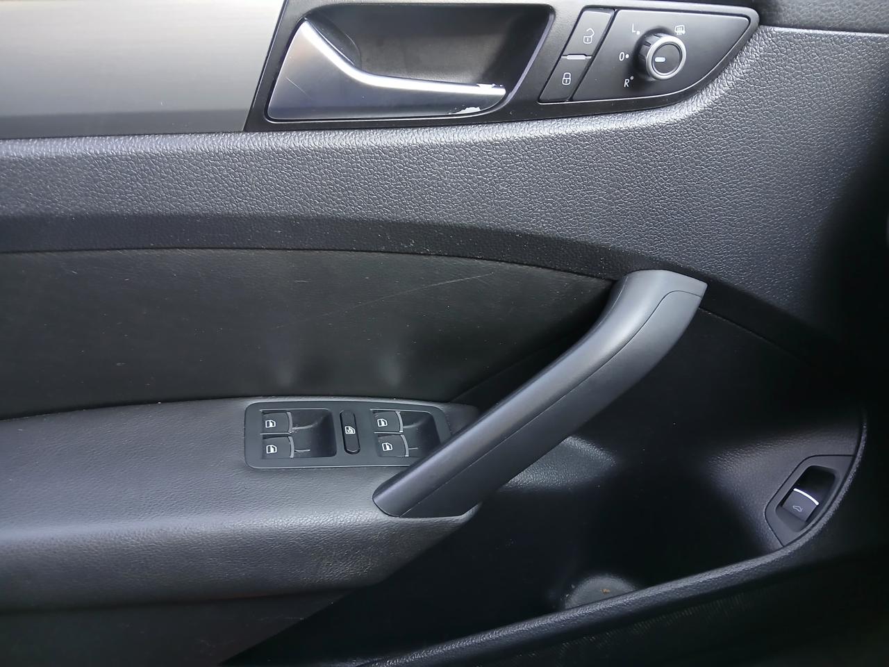 Volkswagen Passat 4dr Sdn 1.8T Auto SE w/Sunroof & Nav 2014