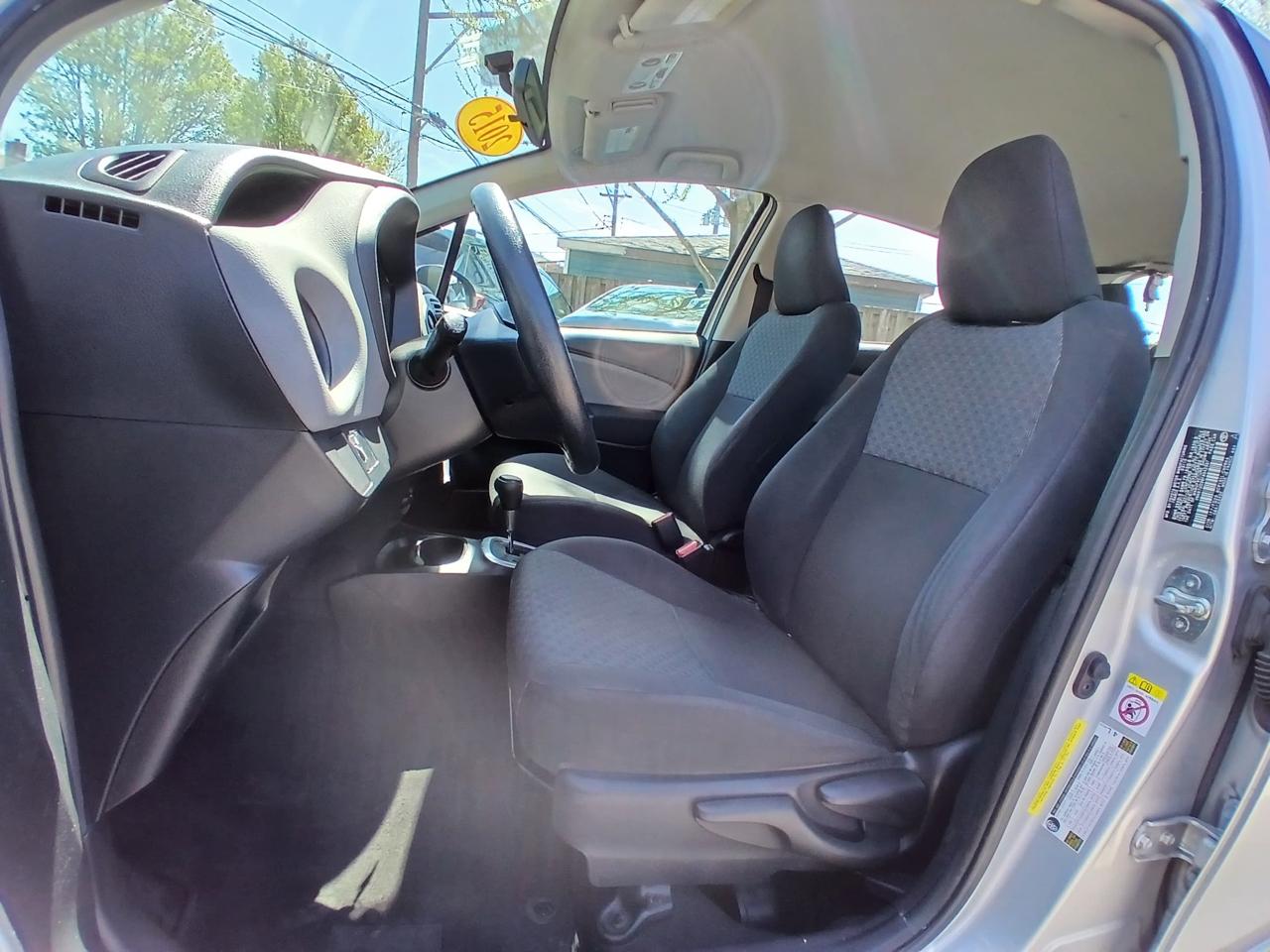 Toyota Yaris L 5-Door AT 2015