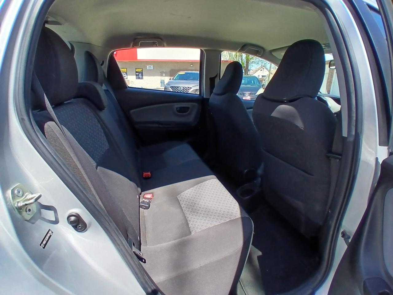 Toyota Yaris L 5-Door AT 2015