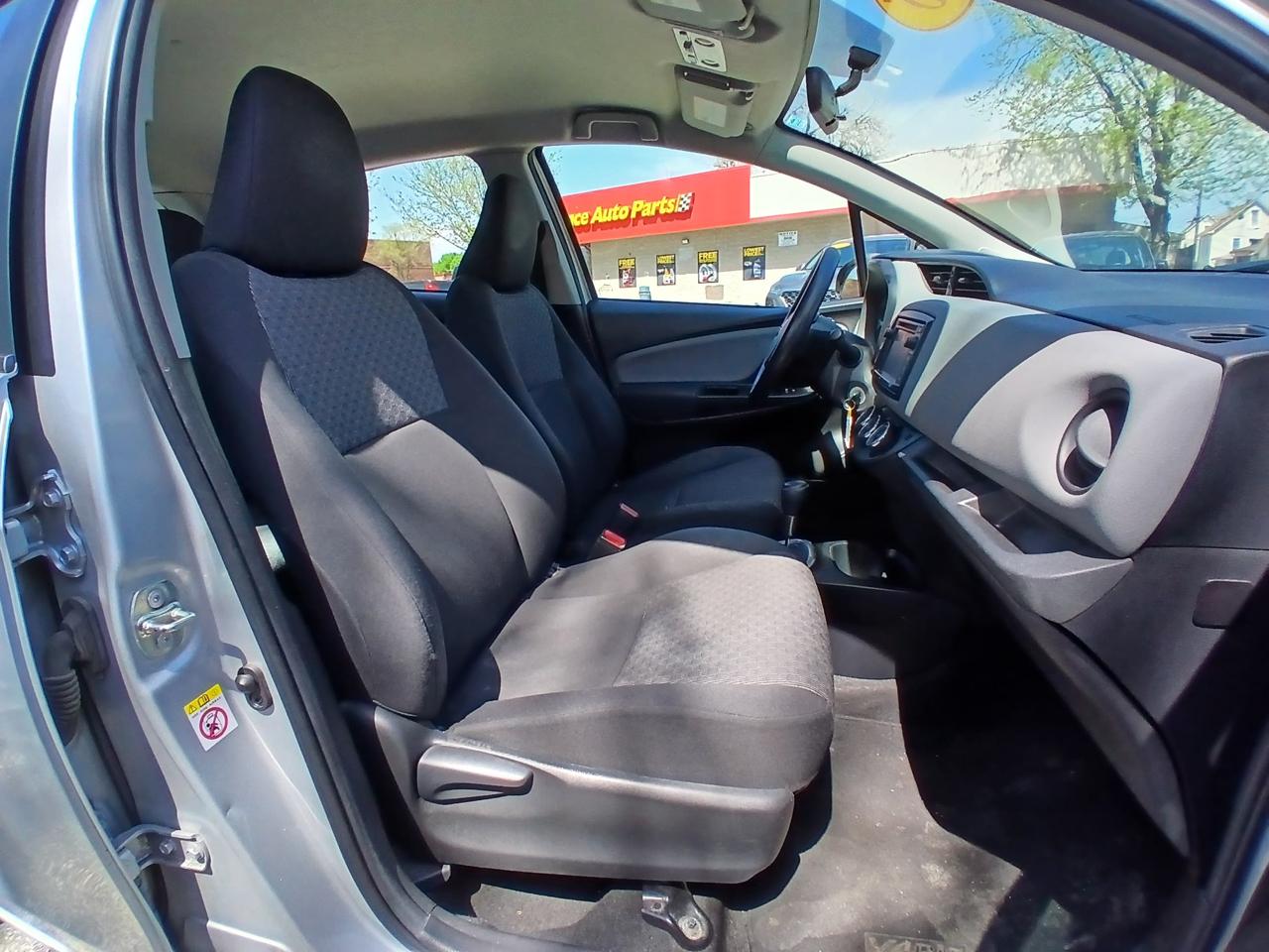 Toyota Yaris L 5-Door AT 2015