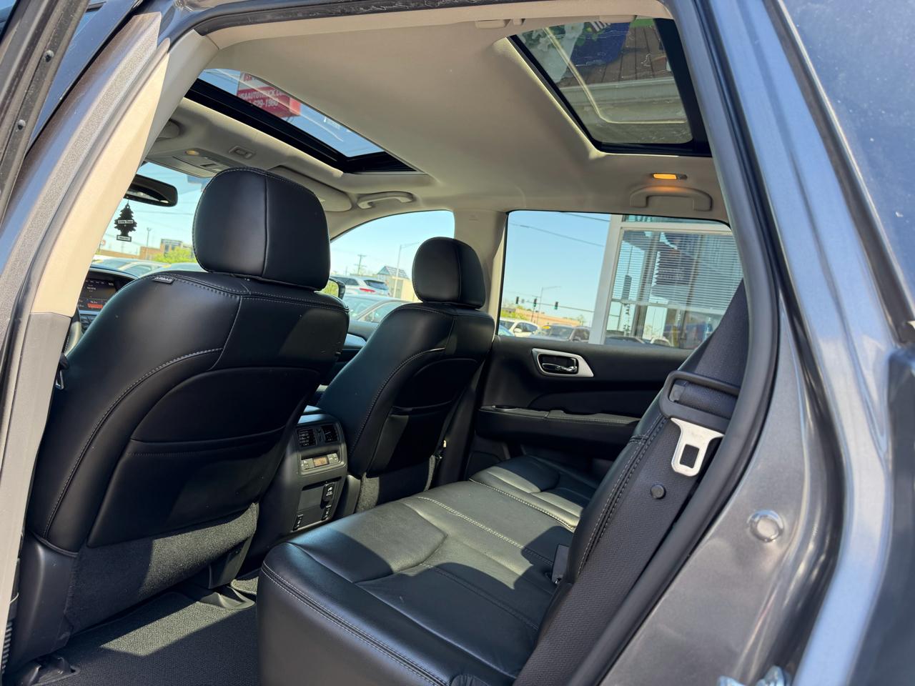 Nissan Pathfinder 4x4 SL 2017