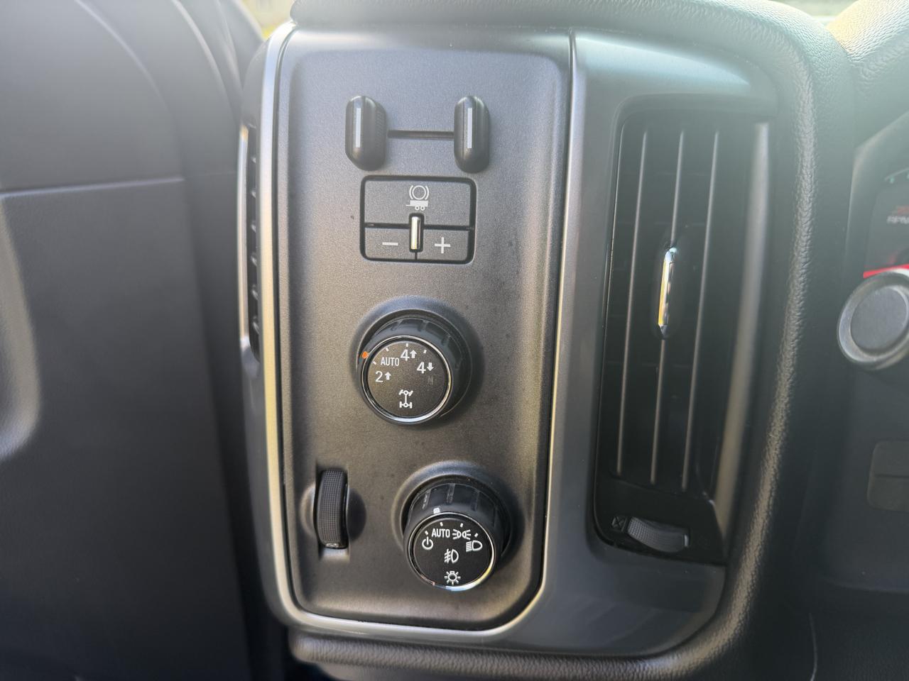 Chevrolet Silverado 1500 4WD Crew Cab 143.5" LT w/2LT 2015