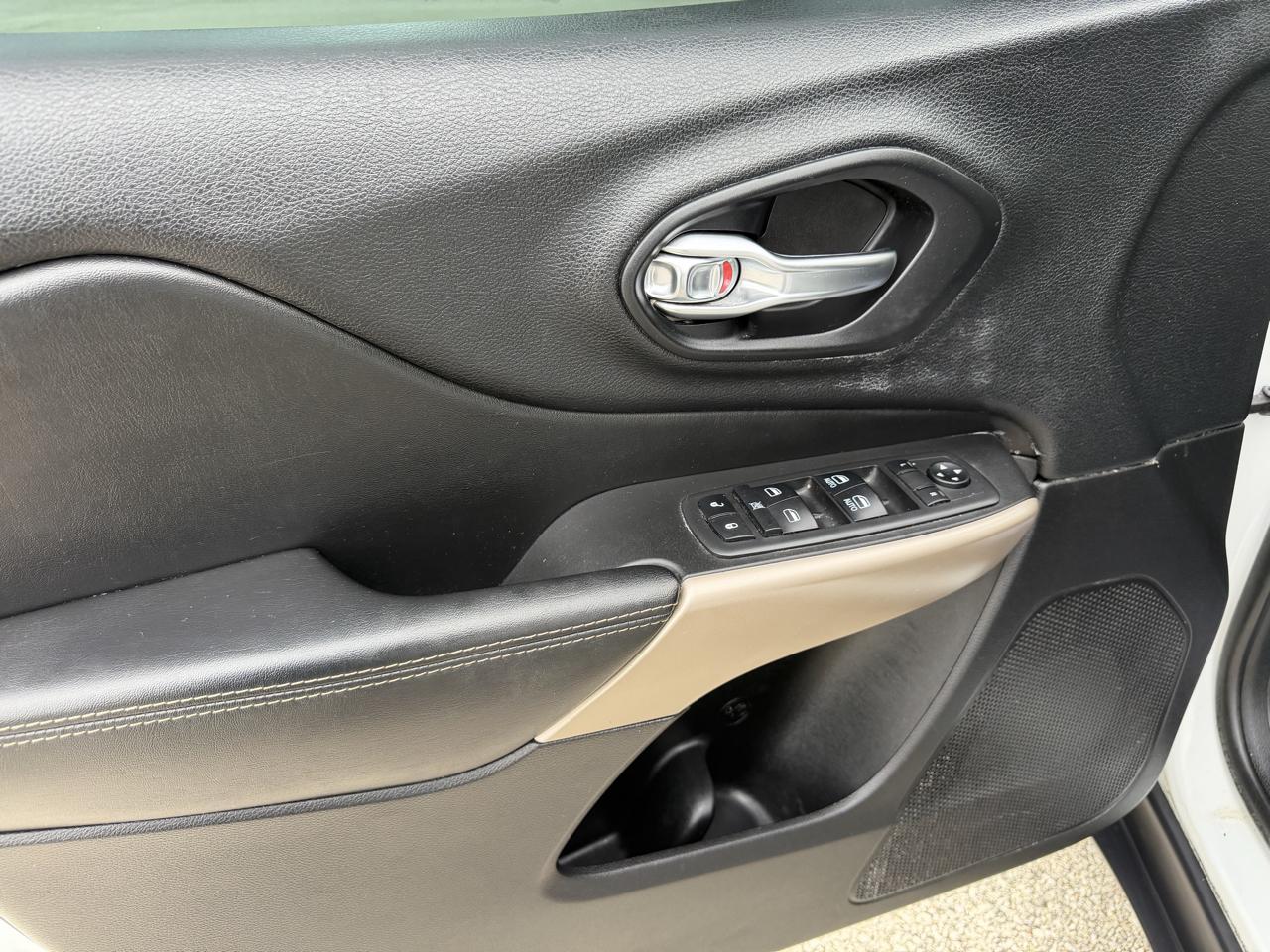 Jeep Cherokee photo 17