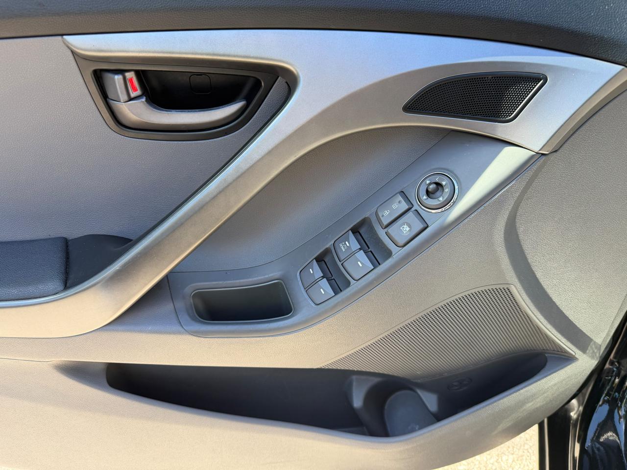 Hyundai Elantra photo 9