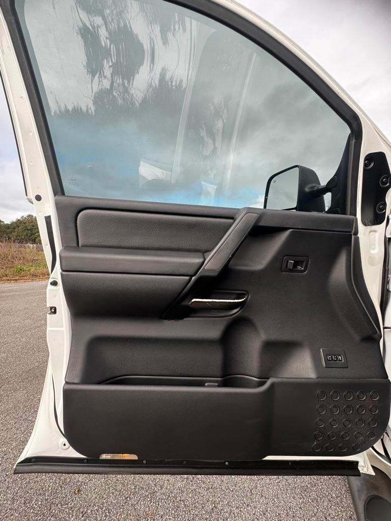 Nissan Titan 2WD Crew Cab SWB SL 2011