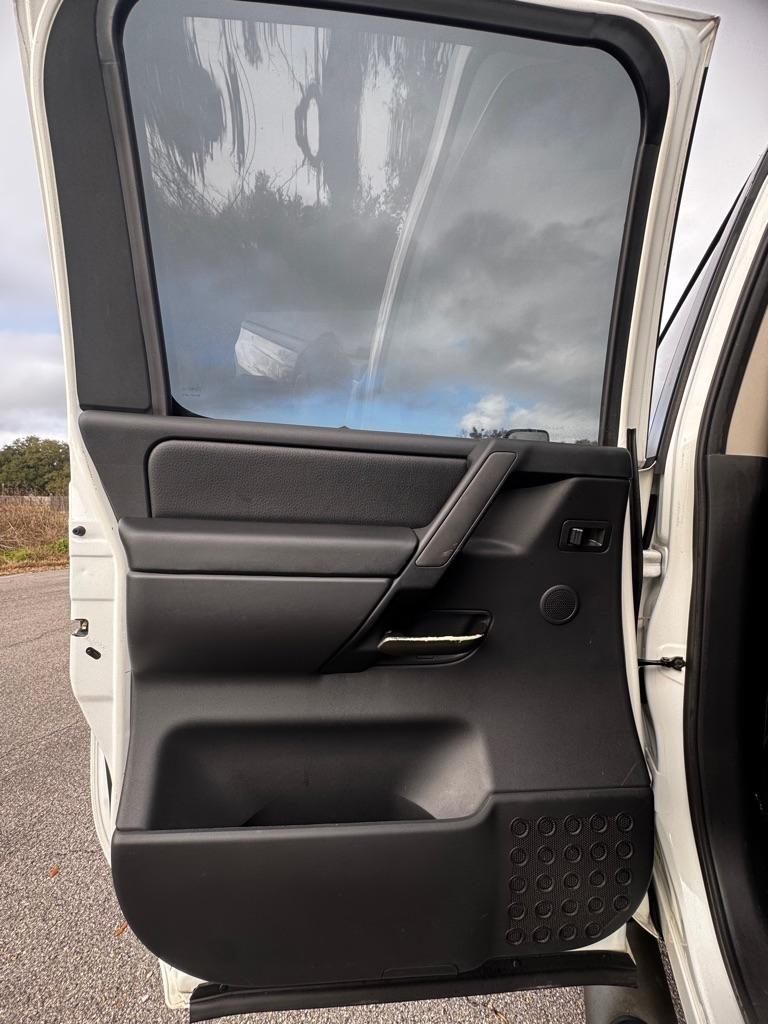 Nissan Titan 2WD Crew Cab SWB SL 2011