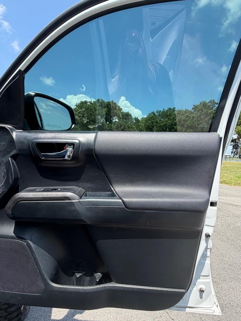 Toyota Tacoma SR5 Double Cab 5' Bed V6 4x2 AT (Natl) 2017