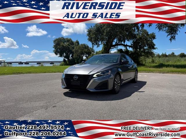 Gray 2025 Nissan Altima Sedan Front-Wheel Drive Continuously Variable Transmission