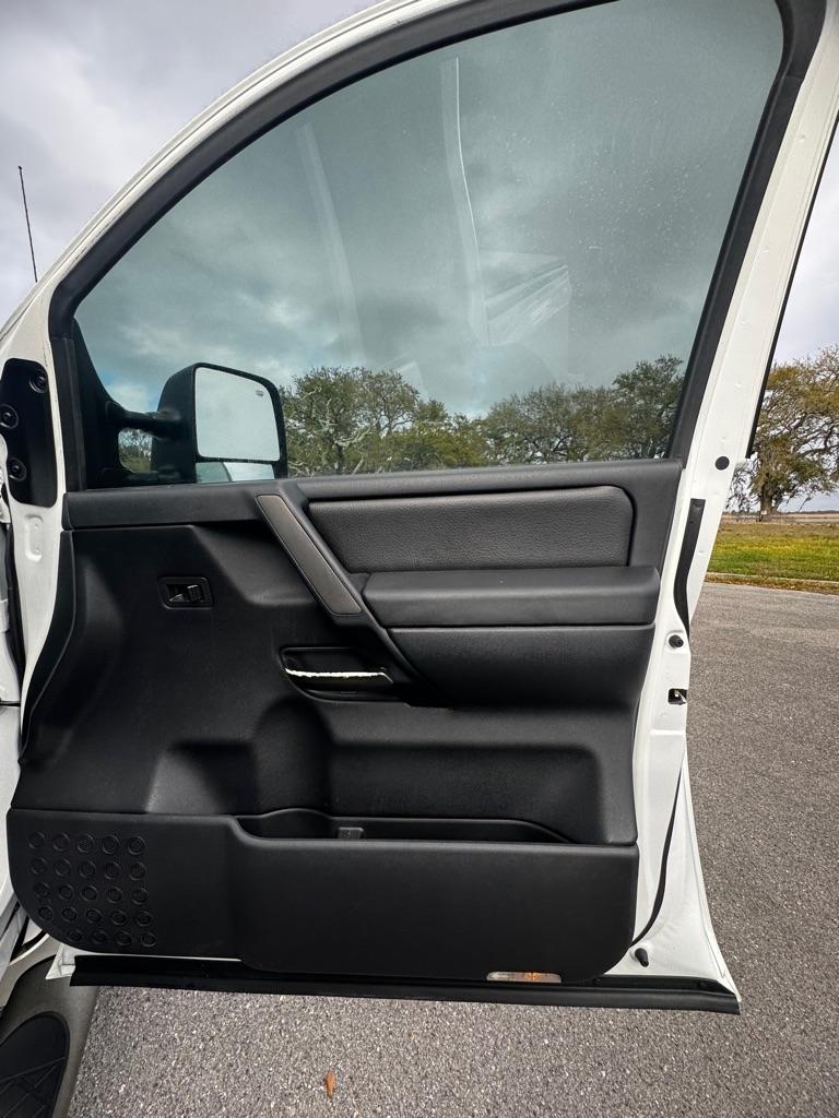 Nissan Titan 2WD Crew Cab SWB SL 2011