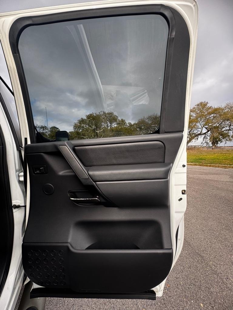 Nissan Titan 2WD Crew Cab SWB SL 2011