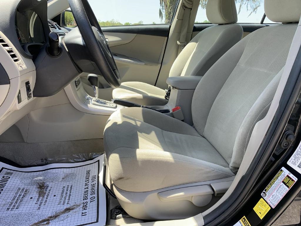 Toyota Corolla 4dr Sdn Auto LE (Natl) 2012