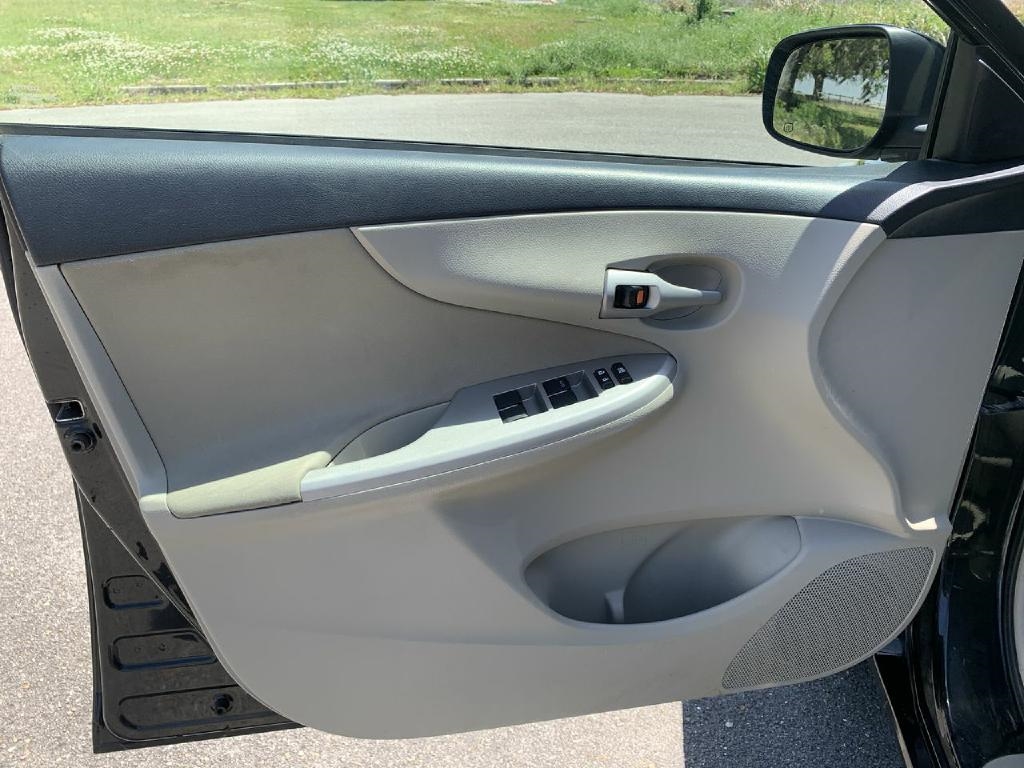 Toyota Corolla 4dr Sdn Auto LE (Natl) 2012