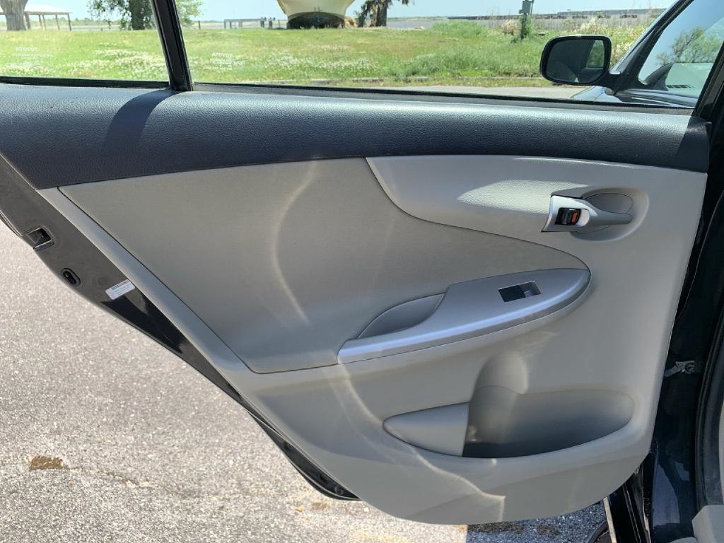 Toyota Corolla 4dr Sdn Auto LE (Natl) 2012