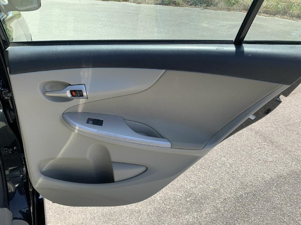 Toyota Corolla 4dr Sdn Auto LE (Natl) 2012