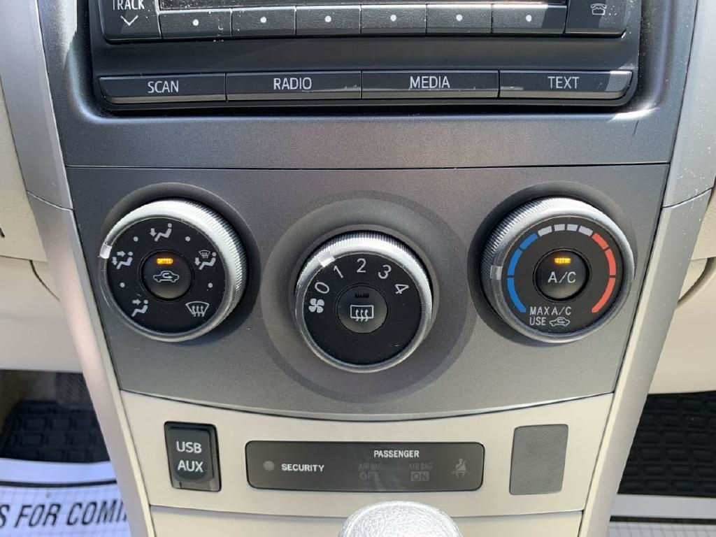 Toyota Corolla 4dr Sdn Auto LE (Natl) 2012