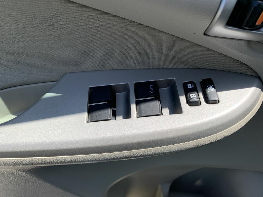 Toyota Corolla 4dr Sdn Man L (Natl) 2012