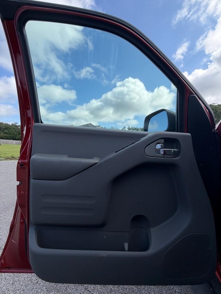 Nissan Frontier 2WD Crew Cab SWB Auto SV 2015