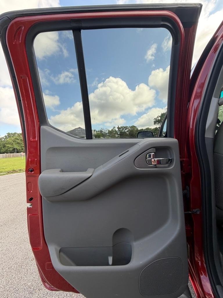 Nissan Frontier 2WD Crew Cab SWB Auto SV 2015