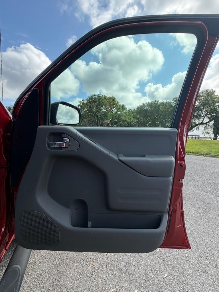 Nissan Frontier 2WD Crew Cab SWB Auto SV 2015