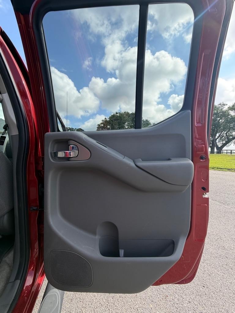 Nissan Frontier 2WD Crew Cab SWB Auto SV 2015
