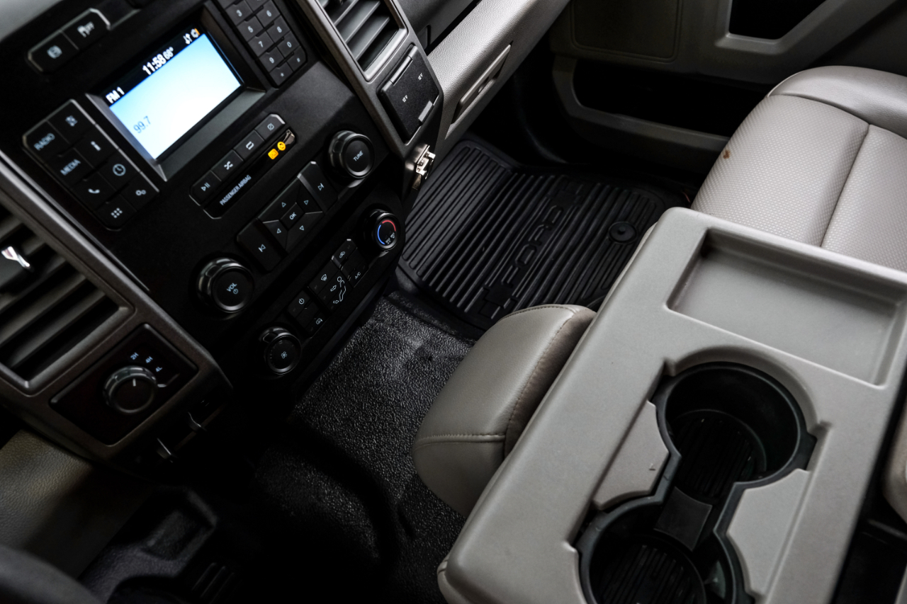 Ford Super Duty F-550 DRW Lariat 4WD Crew Cab 179" WB 60" CA 2020