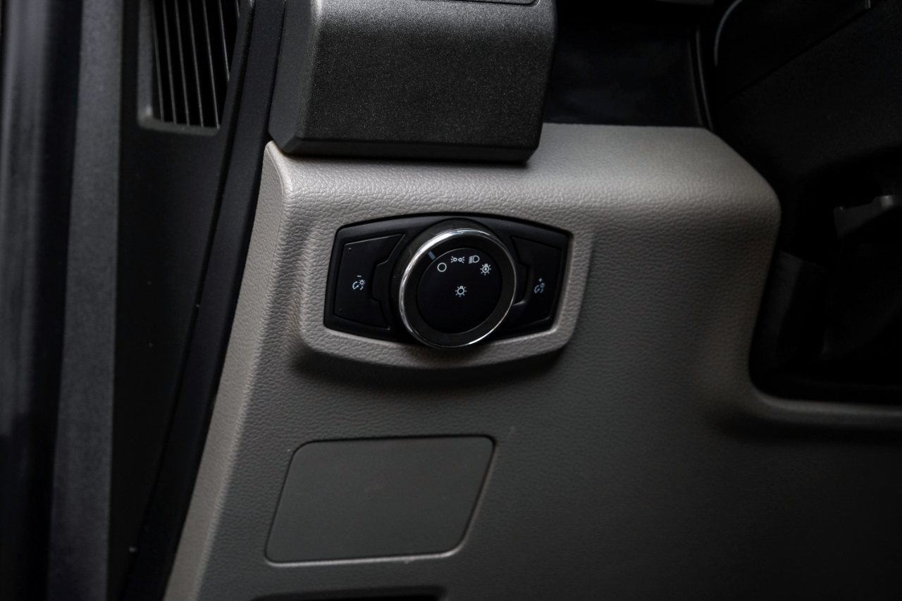 Ford Super Duty F-550 DRW Lariat 4WD Crew Cab 179" WB 60" CA 2020