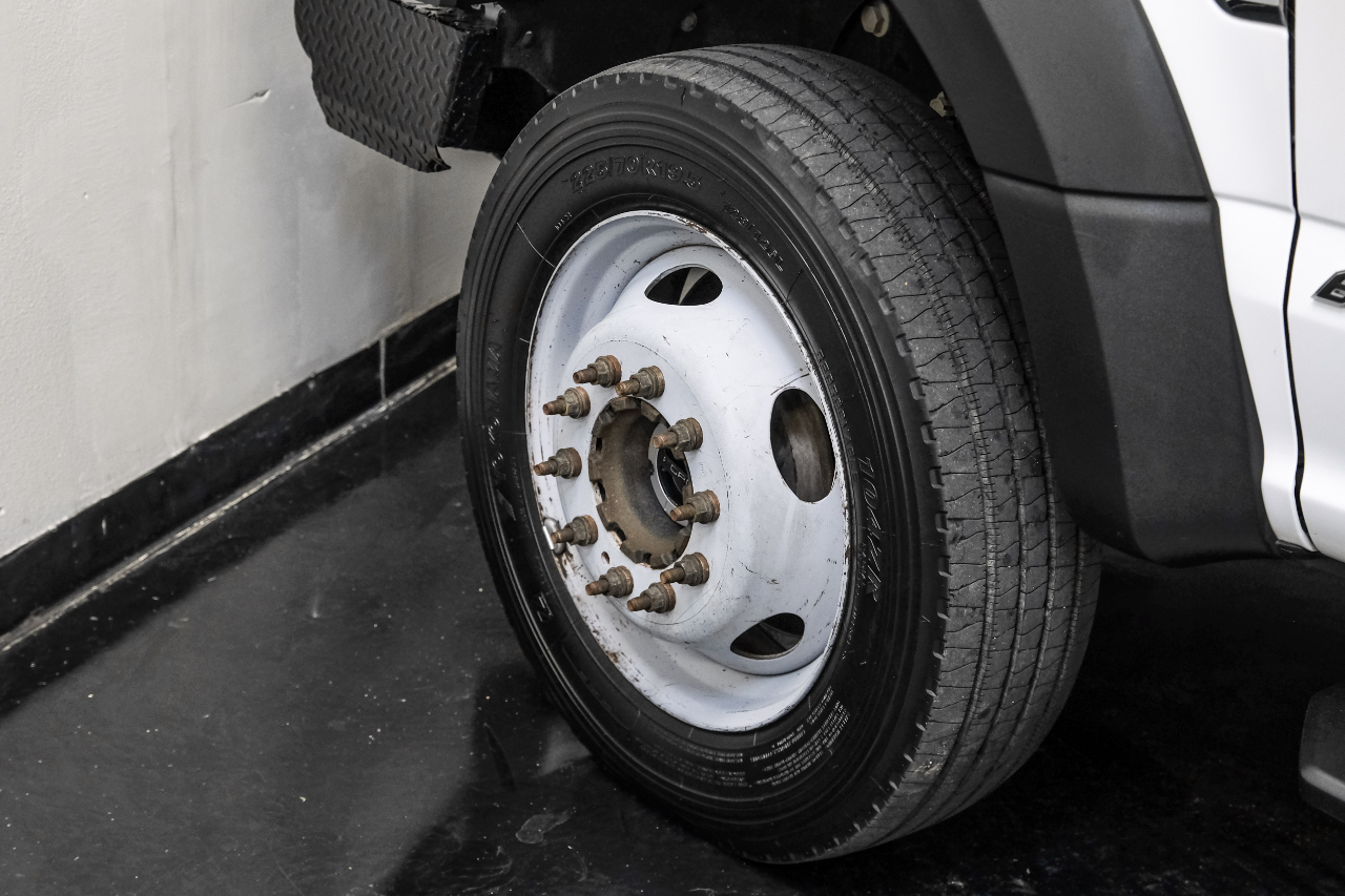 Ford Super Duty F-550 DRW Lariat 4WD Crew Cab 179" WB 60" CA 2020