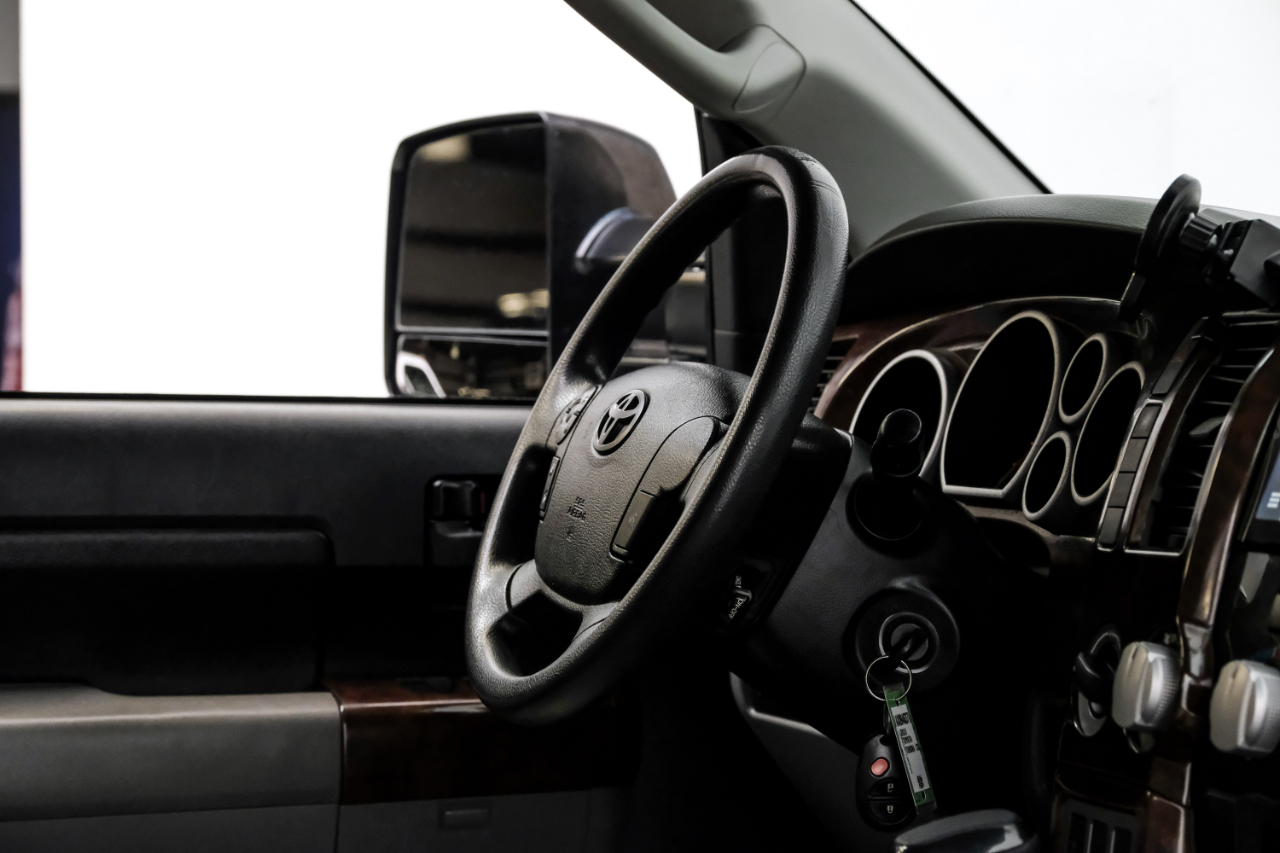 Toyota Tundra 4WD Truck CrewMax 5.7L FFV V8 6-Spd AT (Natl) 2010