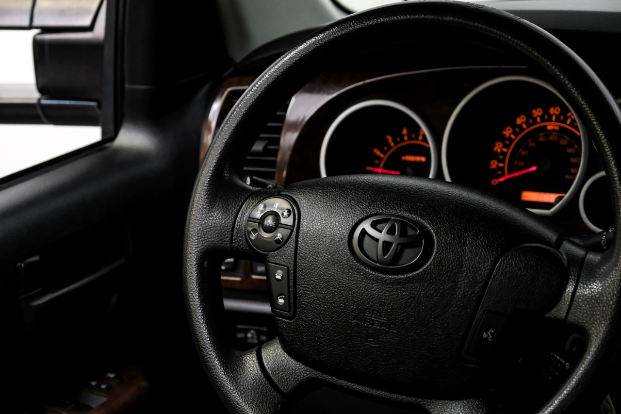 Toyota Tundra 4WD Truck CrewMax 5.7L FFV V8 6-Spd AT (Natl) 2010