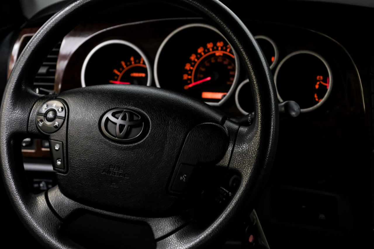 Toyota Tundra 4WD Truck CrewMax 5.7L FFV V8 6-Spd AT (Natl) 2010