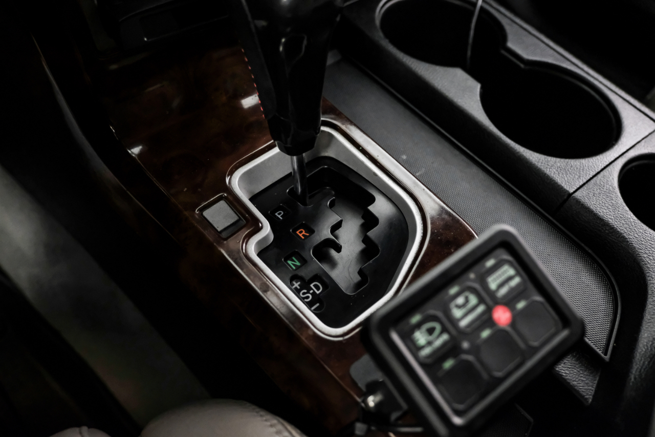 Toyota Tundra 4WD Truck CrewMax 5.7L FFV V8 6-Spd AT (Natl) 2010