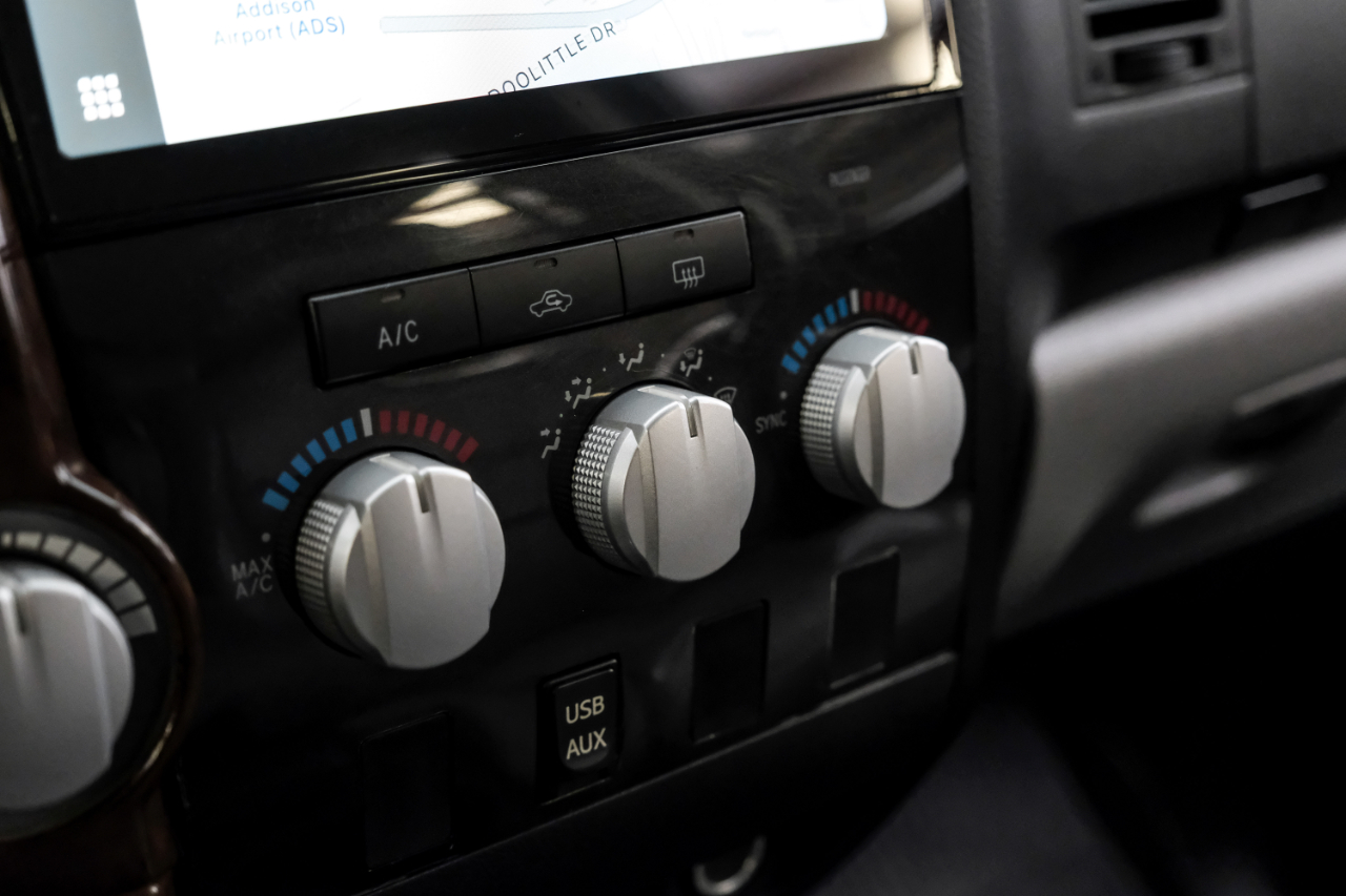 Toyota Tundra 4WD Truck CrewMax 5.7L FFV V8 6-Spd AT (Natl) 2010