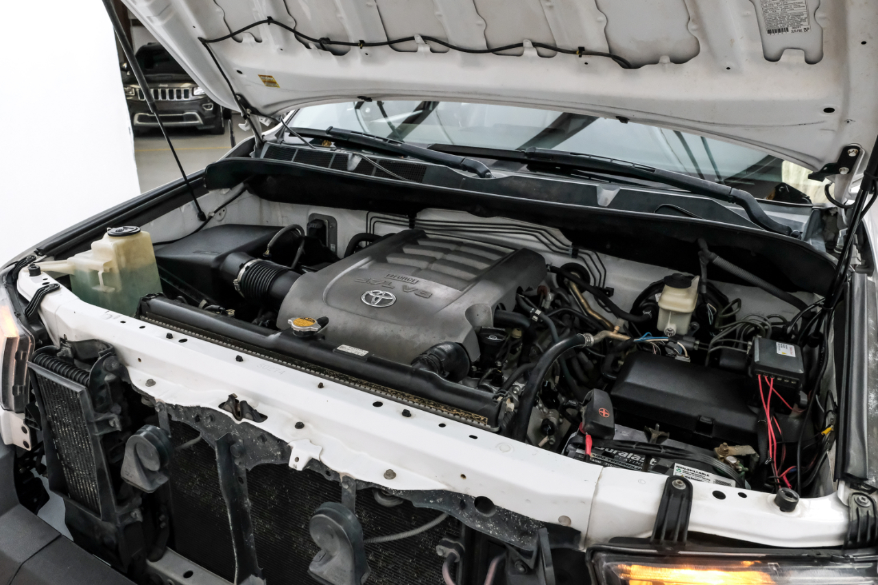 Toyota Tundra 4WD Truck CrewMax 5.7L FFV V8 6-Spd AT (Natl) 2010