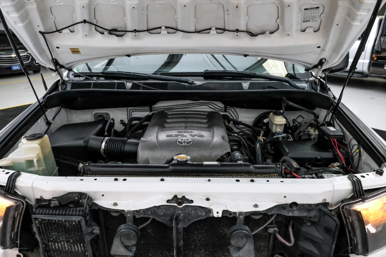 Toyota Tundra 4WD Truck CrewMax 5.7L FFV V8 6-Spd AT (Natl) 2010