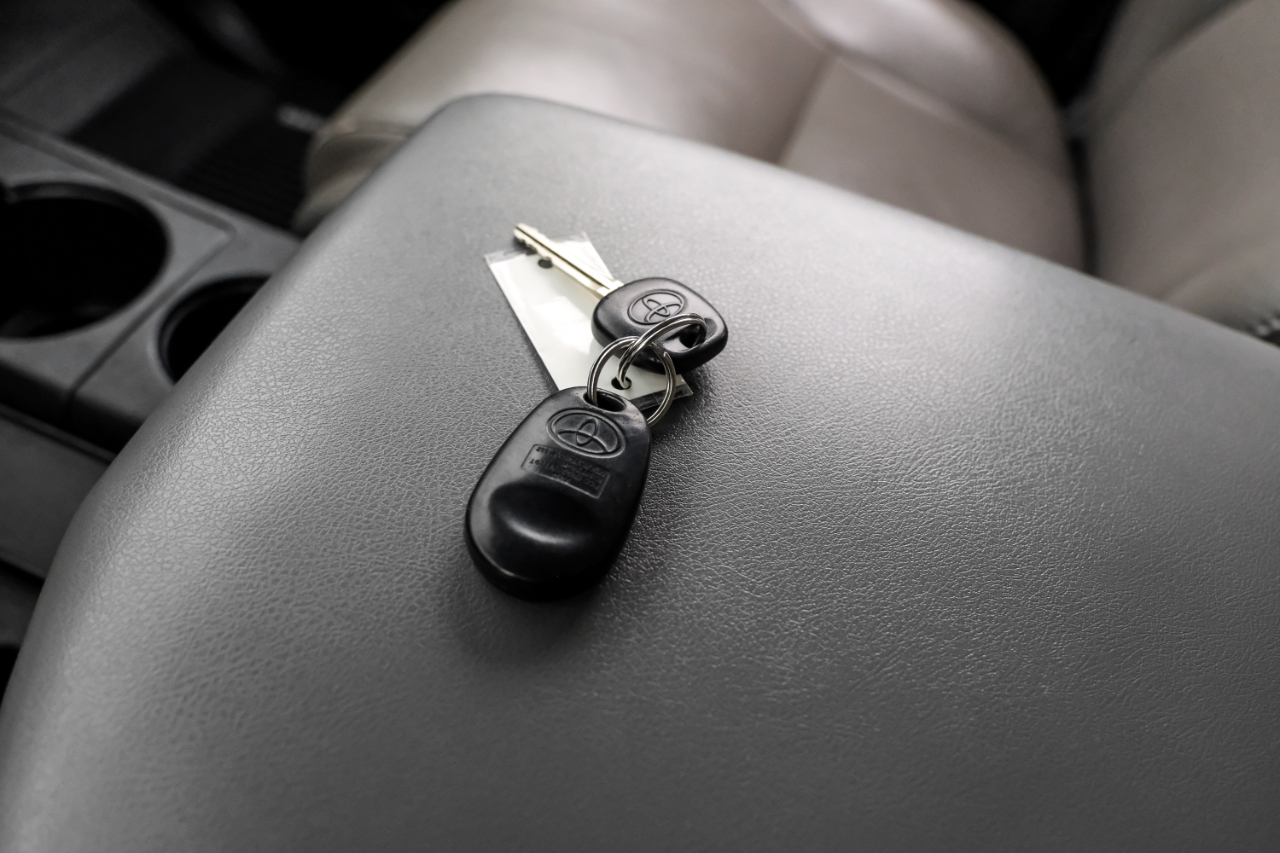 Toyota Tundra 4WD Truck CrewMax 5.7L FFV V8 6-Spd AT (Natl) 2010