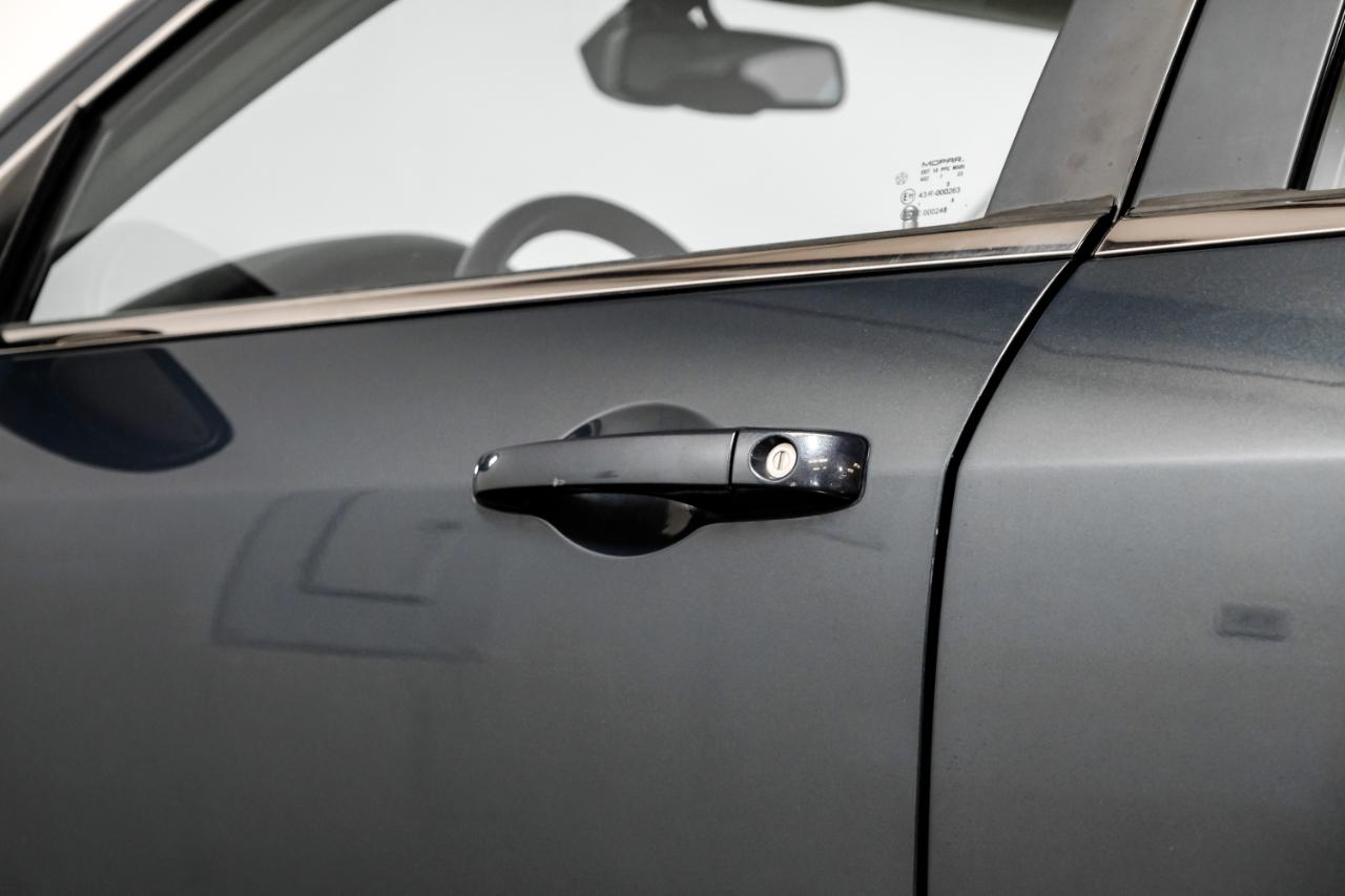 Chrysler 300 4dr Sdn 300C SRT8 RWD 2008