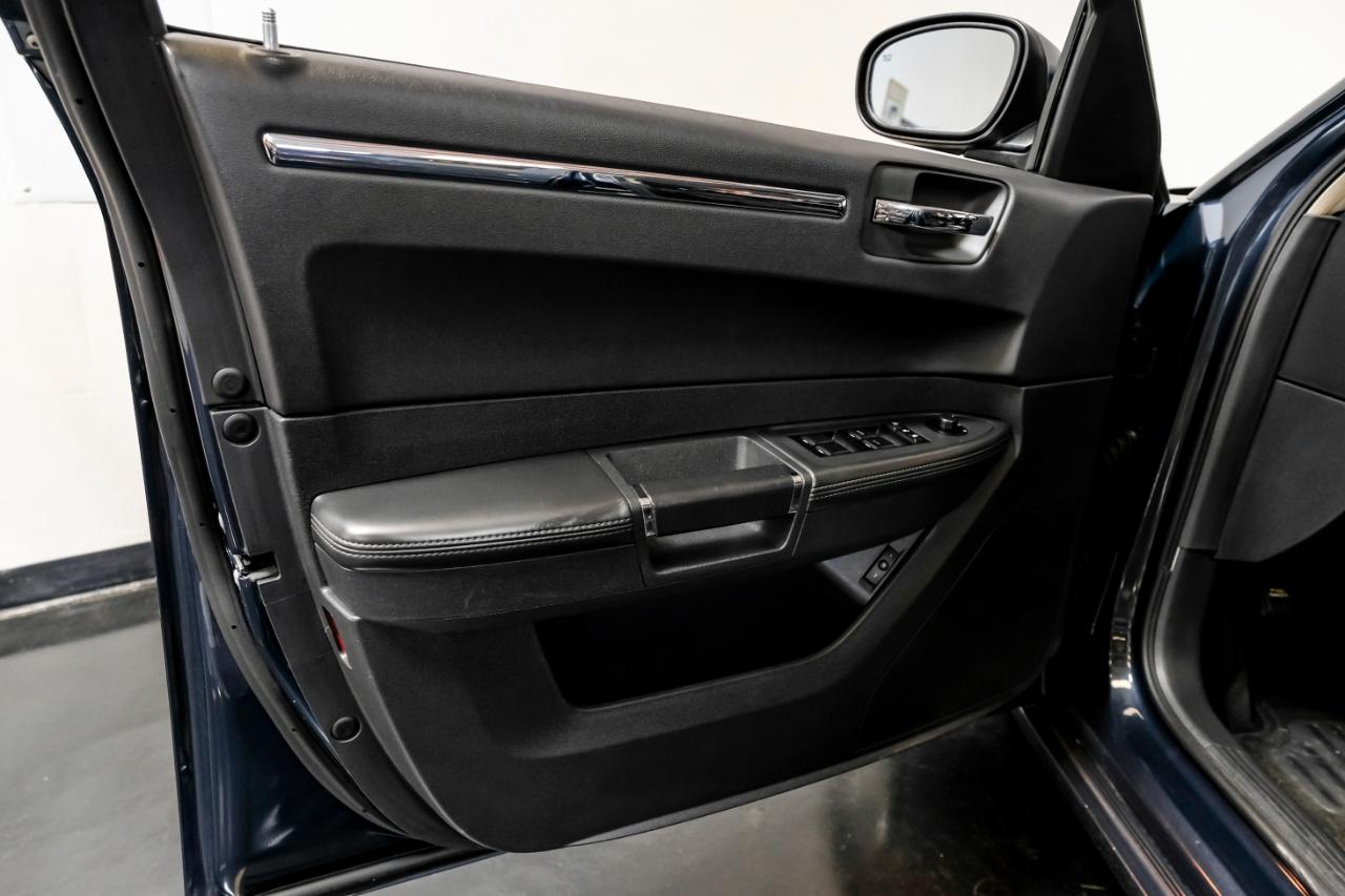 Chrysler 300 4dr Sdn 300C SRT8 RWD 2008