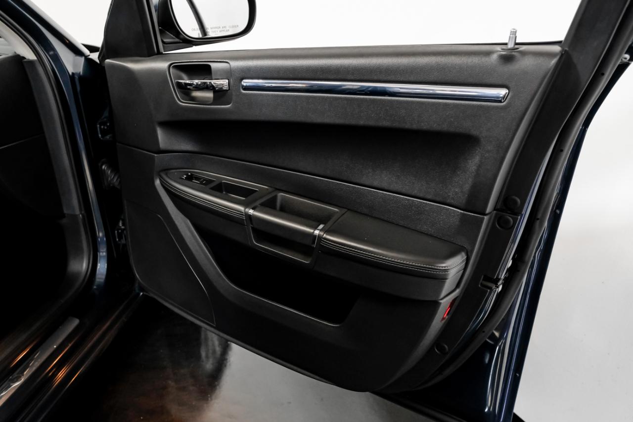 Chrysler 300 4dr Sdn 300C SRT8 RWD 2008