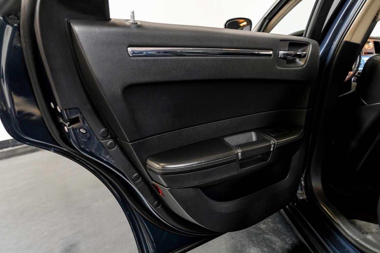 Chrysler 300 4dr Sdn 300C SRT8 RWD 2008