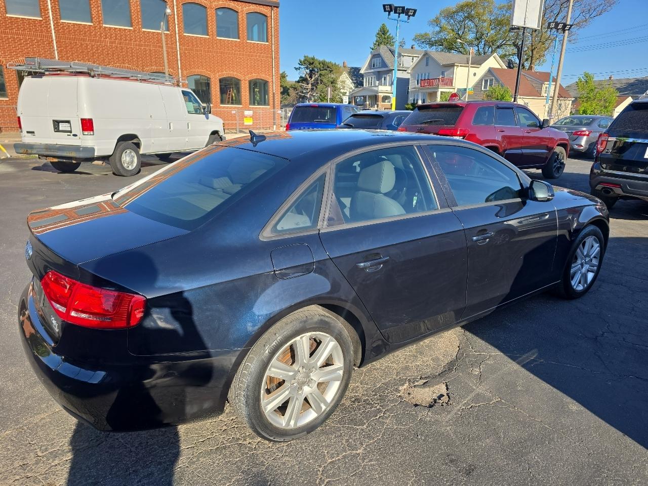 Audi A4 2.0T Sedan quattro Tiptronic 2011