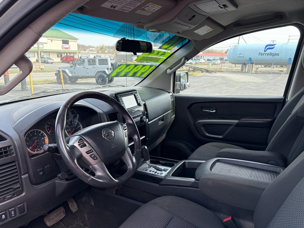 Nissan Titan SV Crew Cab 4WD 2015
