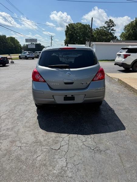 Nissan Versa 1.8 SL Hatchback 2012