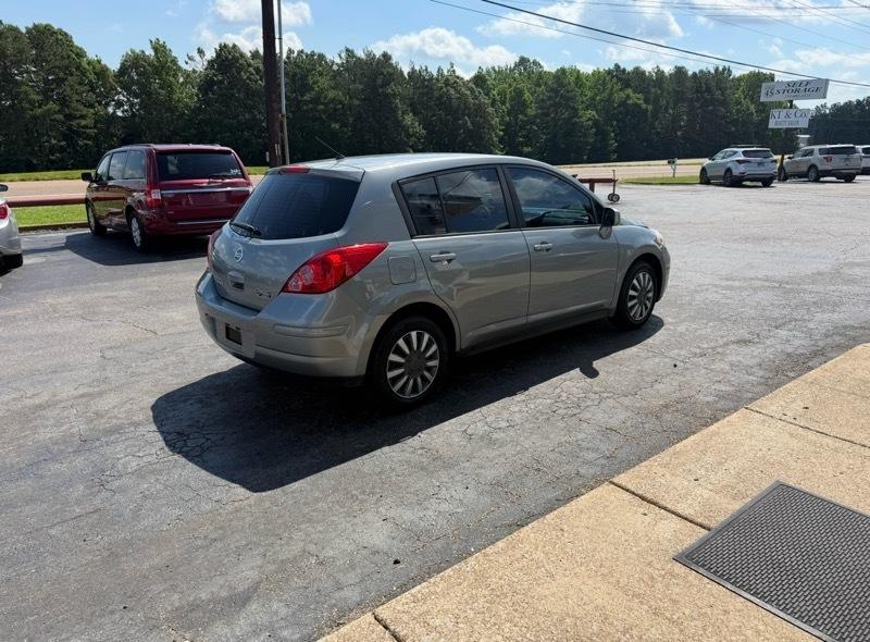Nissan Versa 1.8 SL Hatchback 2012