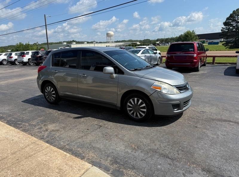 Nissan Versa 1.8 SL Hatchback 2012