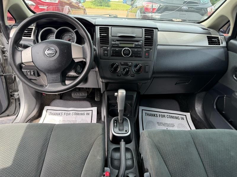 Nissan Versa 1.8 SL Hatchback 2012