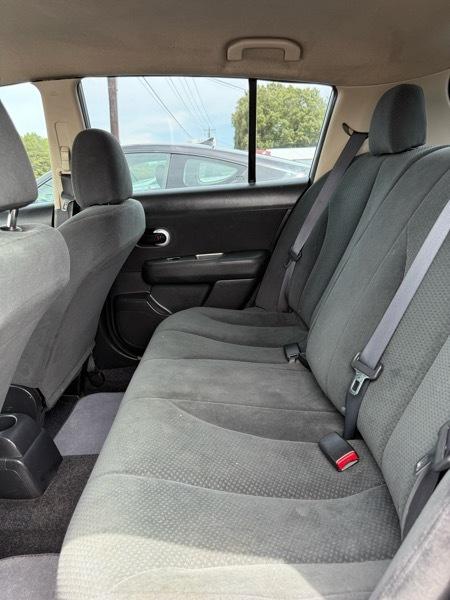 Nissan Versa 1.8 SL Hatchback 2012