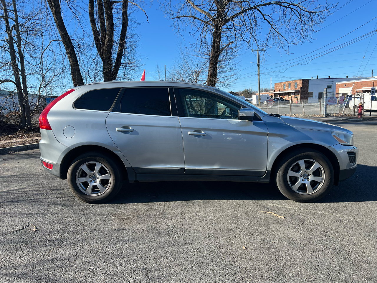 Volvo XC60 AWD 4dr 3.2L 2011