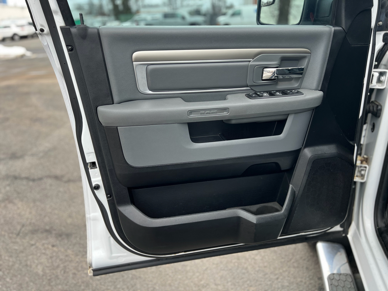 RAM 1500 4WD Quad Cab 140.5" SLT 2014