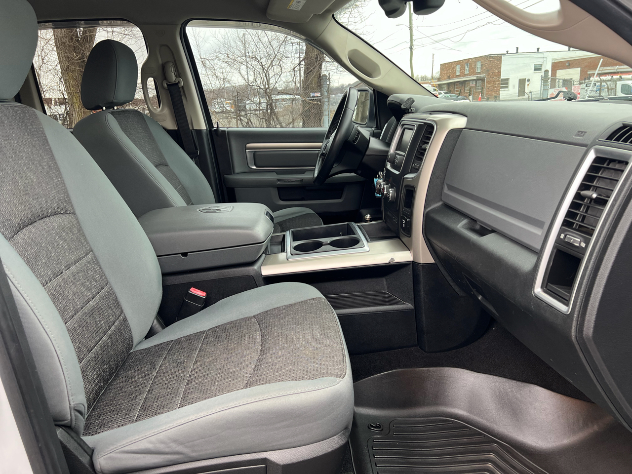 RAM 1500 4WD Quad Cab 140.5" SLT 2014