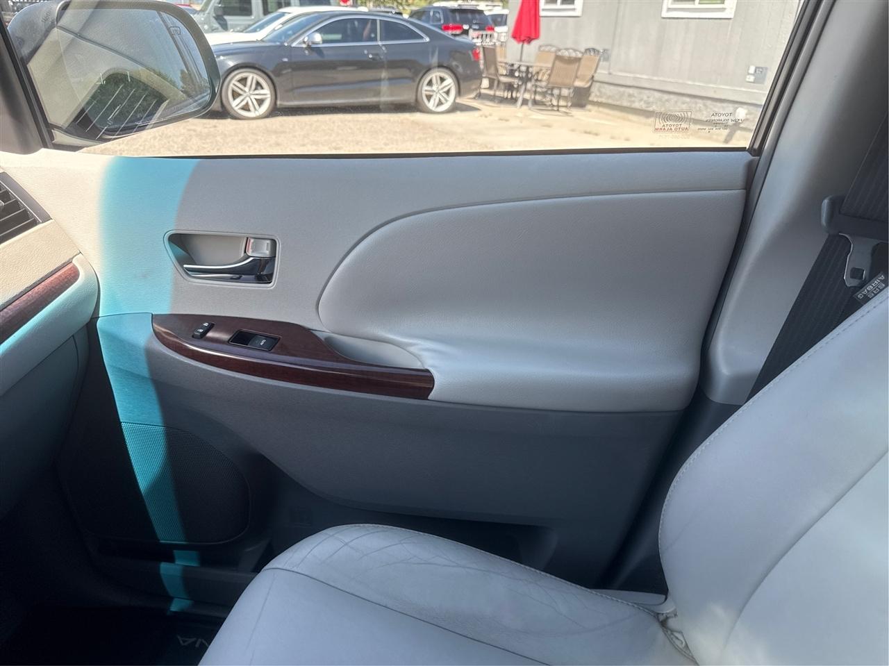 Toyota Sienna  2011